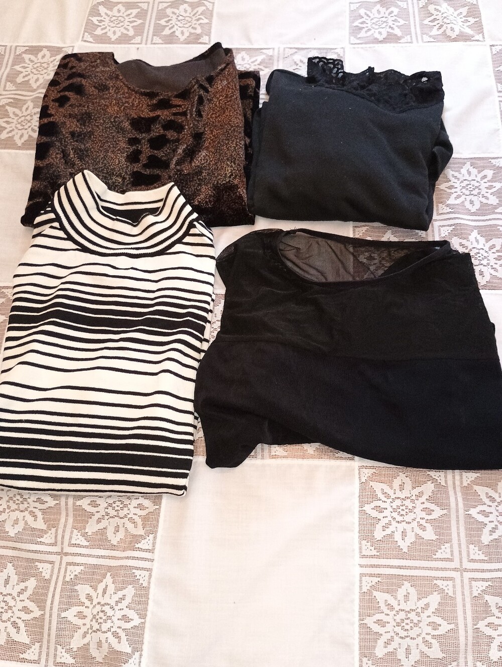 Lot of 4 Womens Tops Sleeveless Long and Short Sleeves Large (pit to pit 21-22)